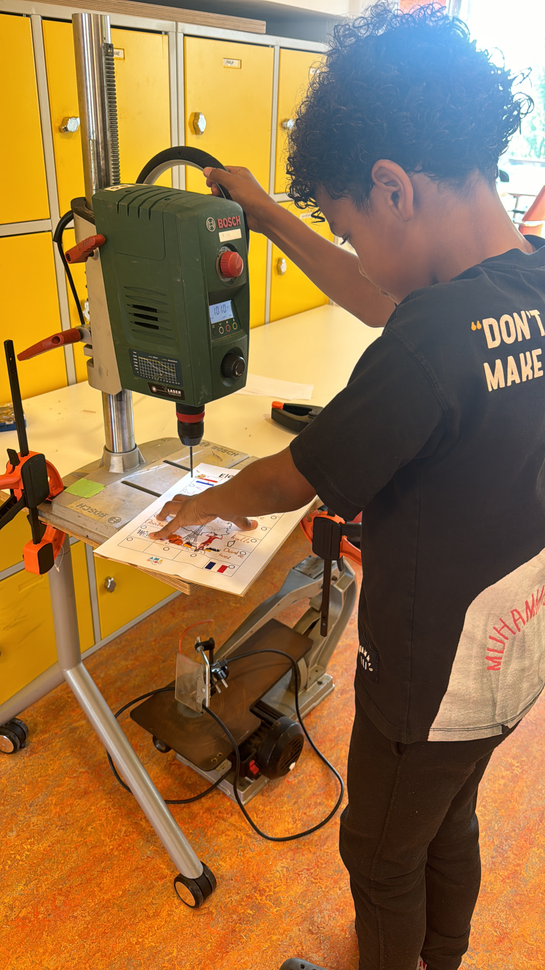Kind laat trots een zelfgemaakt werkstuk zien