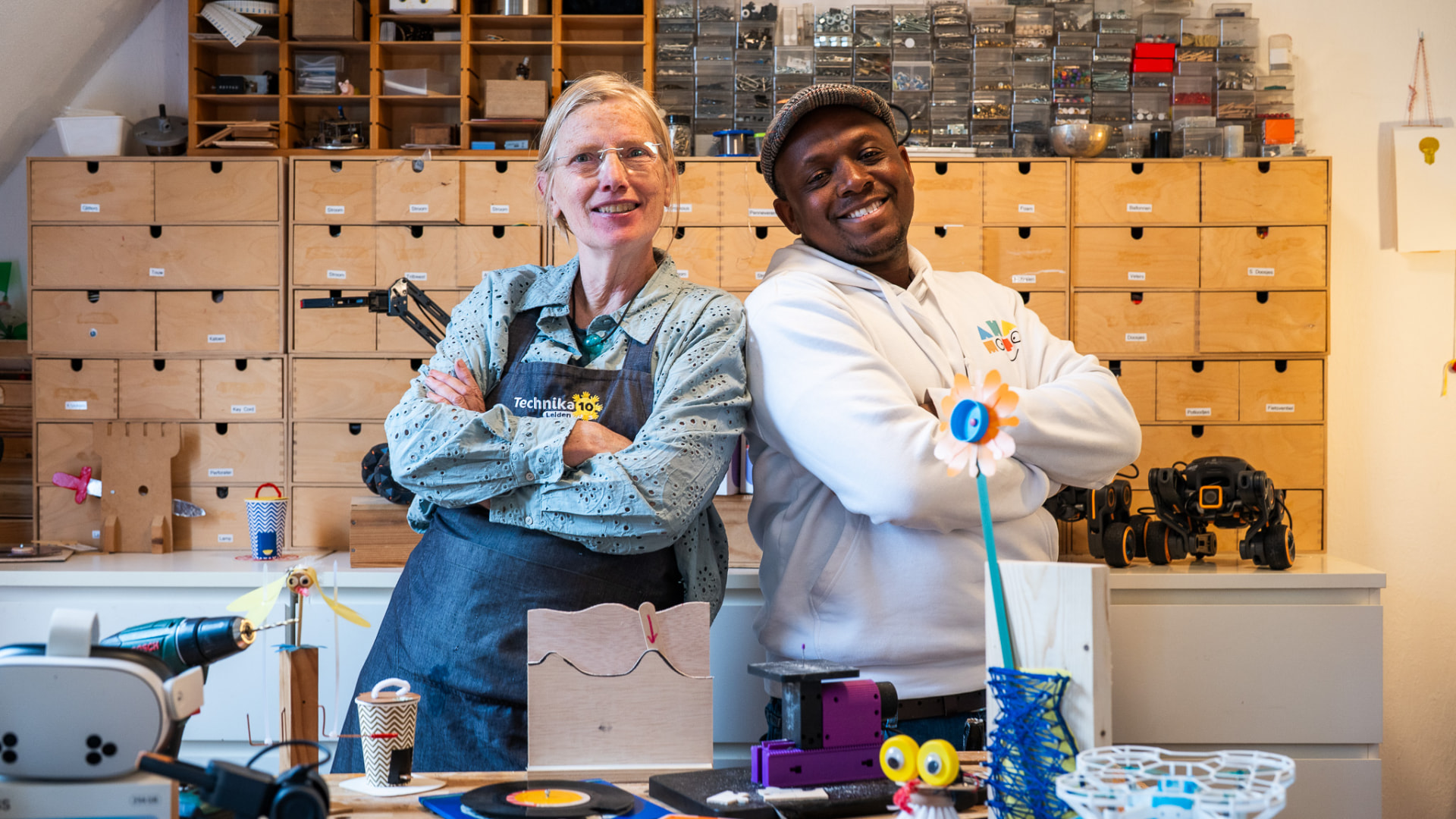 De begeleiders van Ahamoto in de werkplaats