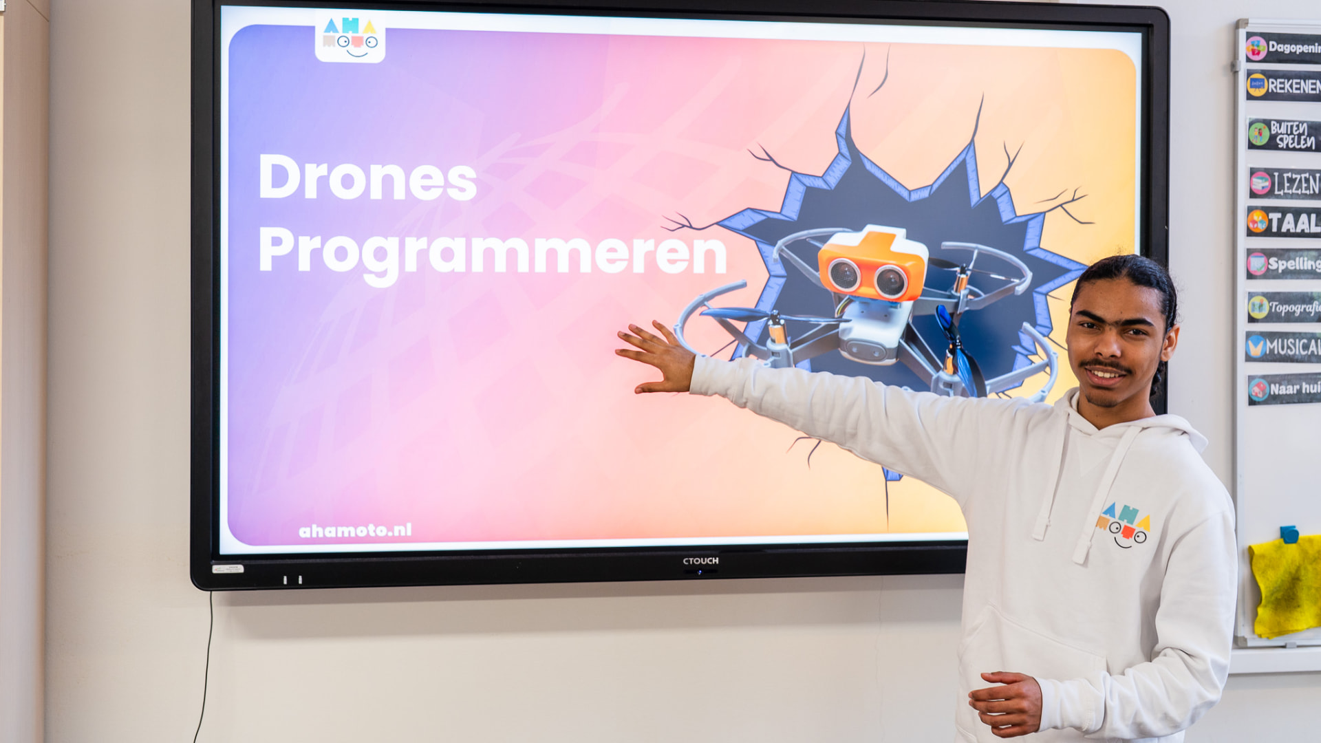 Kind bestuurt een drone boven een parcours