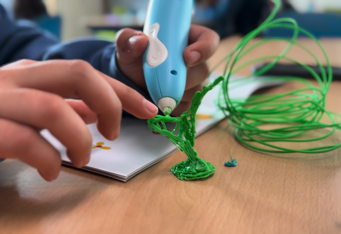 Twee kinderen doen samen een proef
